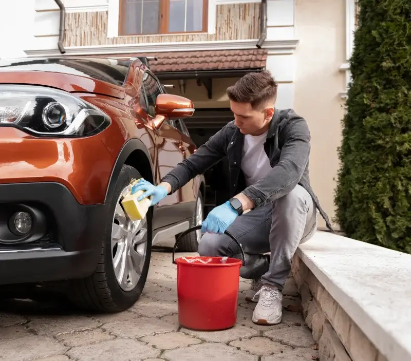 Lavage auto à domicile Mios : professionnel intervenant sur un véhicule